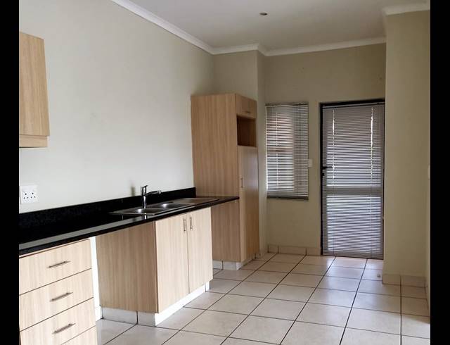 2 bed property to rent in ILLOVO BEACH